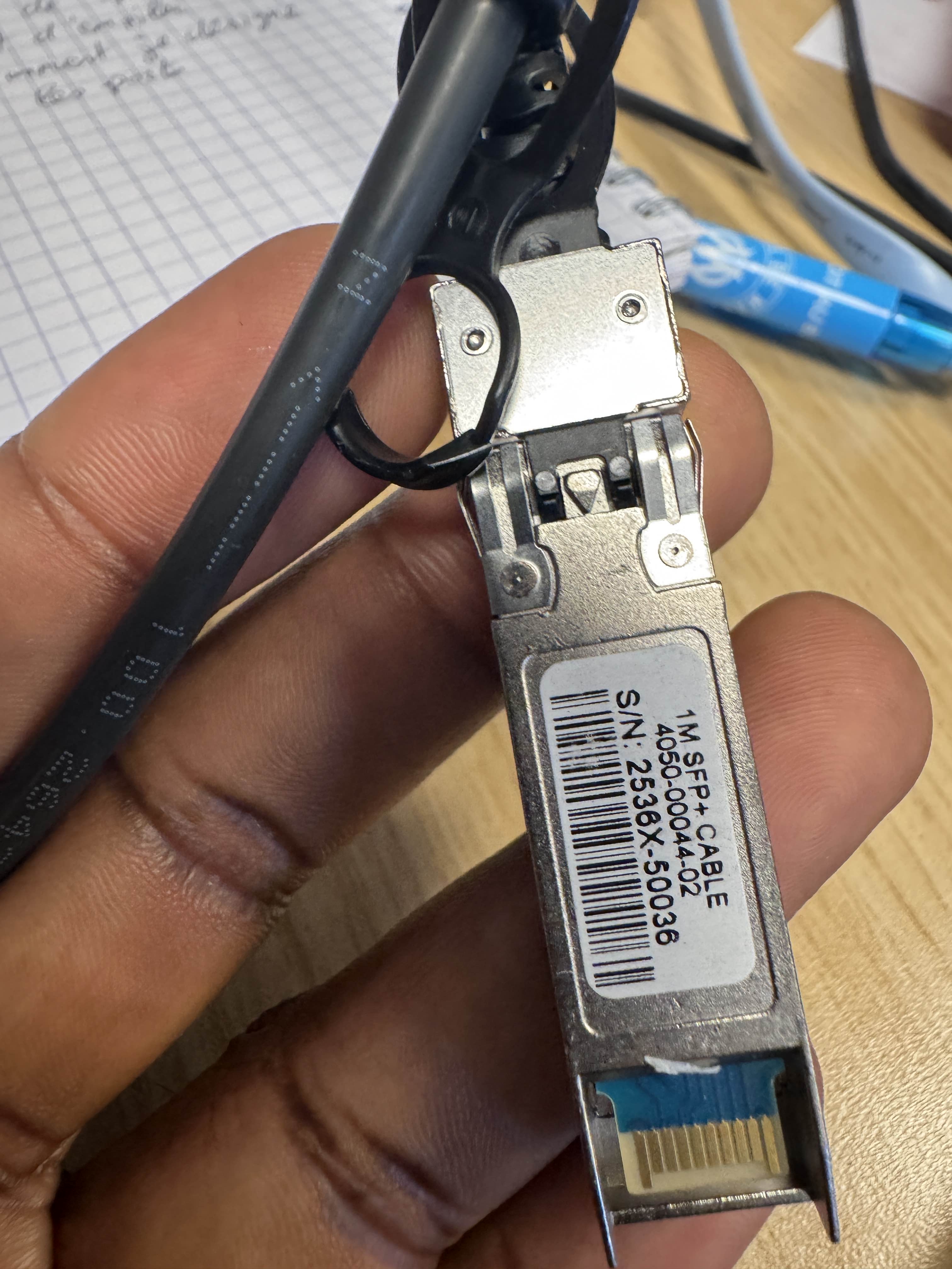 Gros plan sur le connecteur SFP+ DAC Extreme Networks avec tirette de déverrouillage